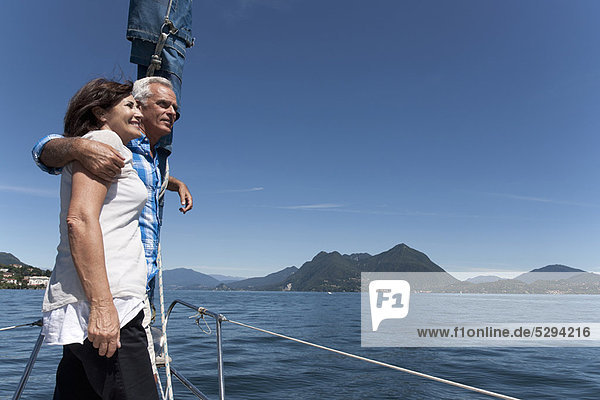 Älteres Paar steht zusammen auf dem Boot