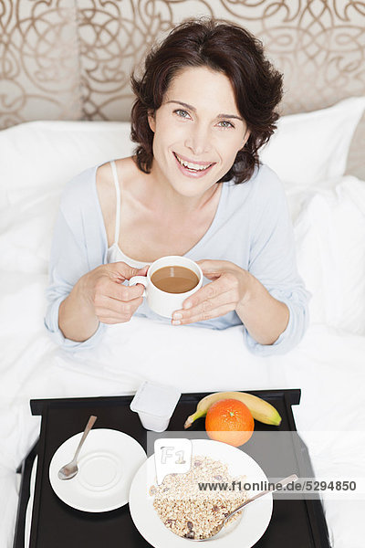 Frau  lächeln  Bett  Frühstück
