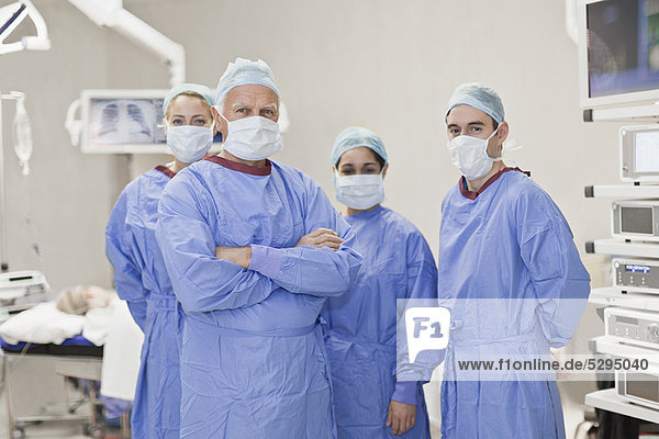 Ärzteteam im Operationssaal