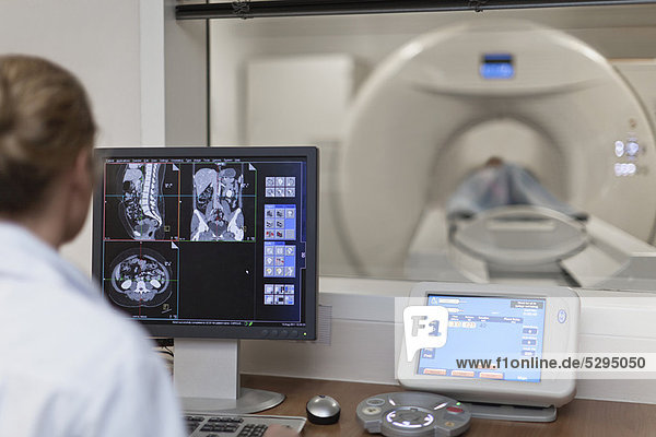 Arzt betreibt CT-Scanner im Krankenhaus