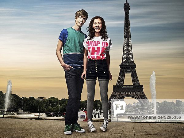 Paar steht vor dem Eiffelturm