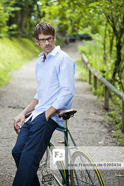 Mann auf dem Fahrrad auf dem Feldweg