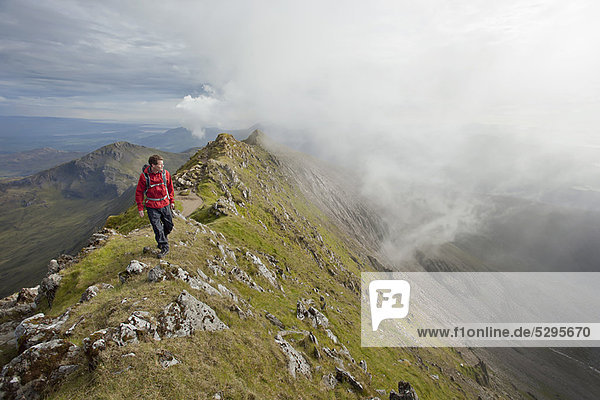 Wandern auf felsigem Berggipfel