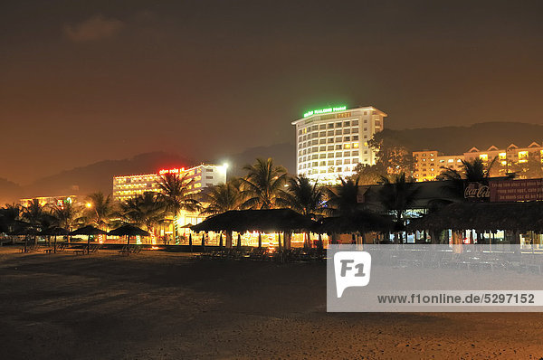 Sandstrand vor gro_en Hotels  Nachtbeleuchtung  Halong City  Vietnam  S¸dostasien