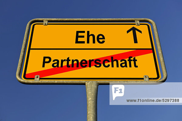 Schild Ortsende als Symbolbild f¸r Widerspruch zwischen Partnerschaft und Ehe
