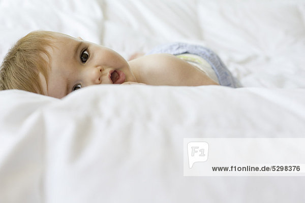 Baby auf Decke liegend  Portrait