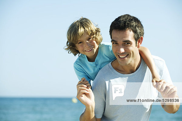 Vater und Sohn zusammen am Strand  Portrait