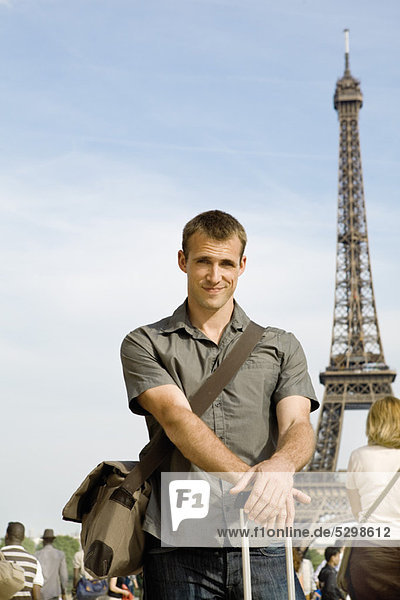 Mann posiert vor dem Eiffelturm  Paris  Frankreich