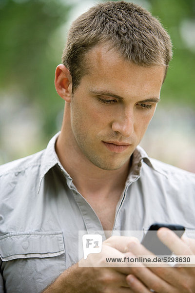 Mann Textnachrichten mit Handy