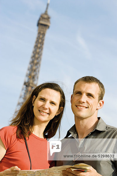 Paarhaltekarte vor dem Eiffelturm  Paris  Frankreich