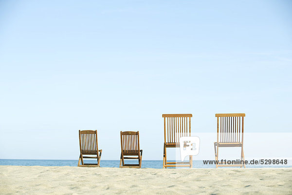 Liegestühle am Strand