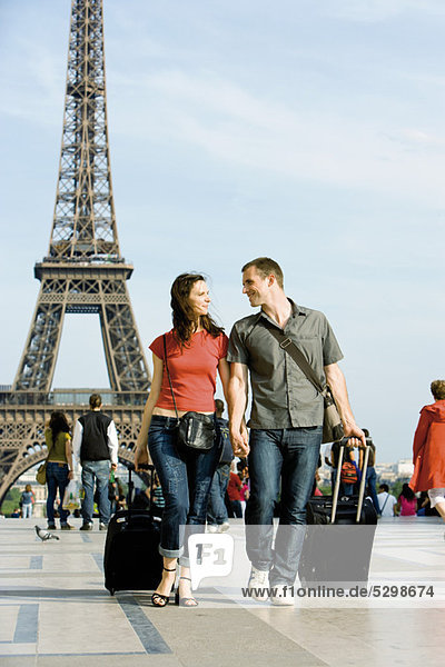 Paarwanderung mit Rollgepäck in der Nähe des Eiffelturms  Paris  Frankreich
