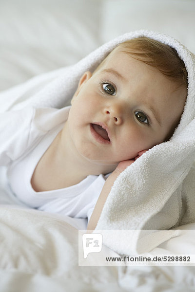 Baby mit Decke auf dem Kopf  Portrait