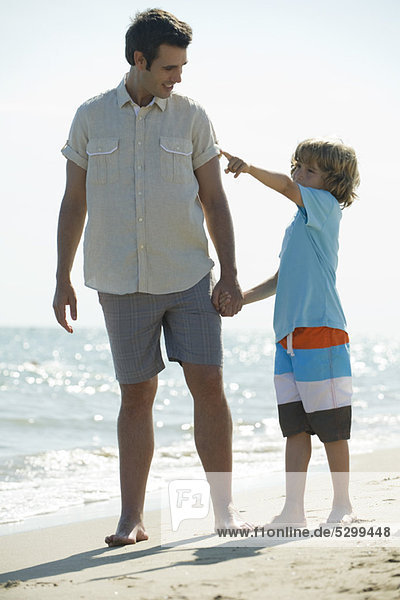 Vater und Sohn verbringen Zeit zusammen am Strand.