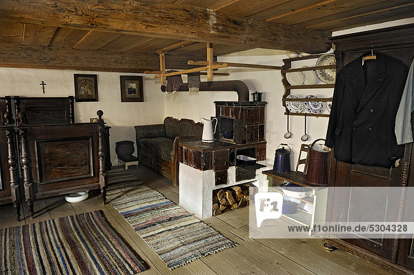 Schlafzimmer mit Kachelofen im Bernöder Hof  Bauernhausmuseum Amerang  83123 Amerang  Bayern  Deutschland  Europa