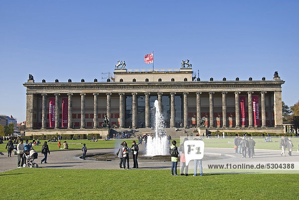 Altes Museum mit Springbrunnen  Berlin  Deutschland  Europa