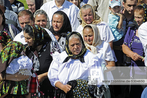 Besucher  Gläubige  traditionelle Kleidung  Feiertag  Klosteranlage  Barsana  Maramures  Rumänien  Osteuropa  Europa