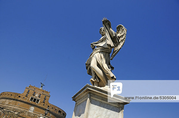 Engelsstatue von Gian Lorenzo Bernini auf der Engelsbrücke  Ponte Sant Angelo  Tiber  Rom  Italien  Europa