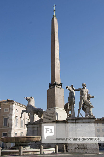 Quirinal Obelisk vor dem Palazzo del Quirinale  Rom  Latium  Italien  Europa