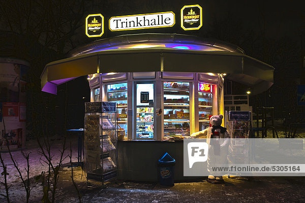 Wasserhäuschen  Kiosk am Holzhausenpark am Abend mit Beleuchtung und Schneemann  Frankfurt  Hessen  Deutschland  Europa