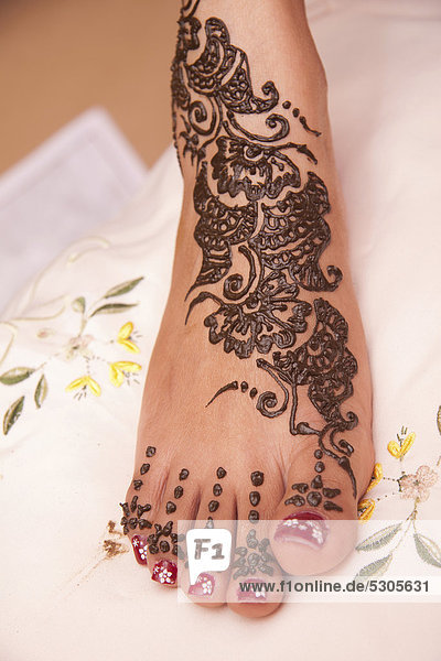 Traditionelles Henna-Muster auf dem Fuß einer indischen ...