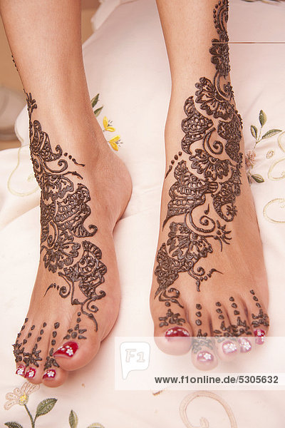 Traditional henna patterns on Indian bride's feet