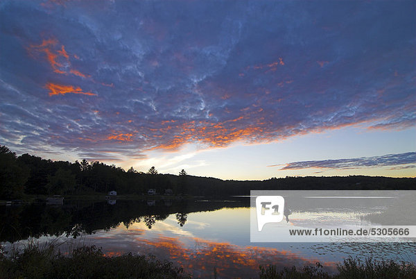 Sonnenuntergang spiegelt sich im See Sabine Lake im Norden von Vermont  USA