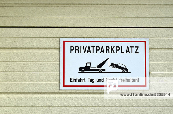 Privatparkplatz  Schild an einem Garagentor  Düsseldorf  Nordrhein-Westfalen  Deutschland  Europa