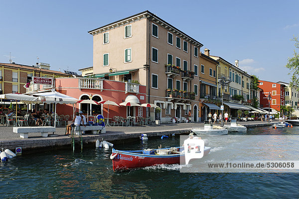 Uferpromenade in Lazise am Gardasee  Lago di Garda  Veneto  Venetien  Italien  Europa
