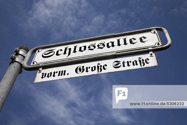 Straßenschild Schlossallee  vorm. Große Straße  Glücksburg  Flensburger Förde  Schleswig-Holstein  Deutschland  Europa  ÖffentlicherGrund