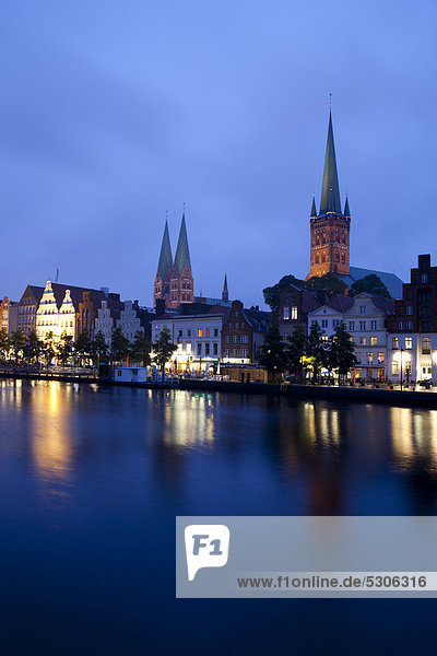 Altstadt mit Petrikirche und Marienkirche an der Obertrave  Hansestadt Lübeck  UNESCO-Weltkulturerbe  Lübecker Bucht  Schleswig-Holstein  Deutschland  Europa  ÖffentlicherGrund