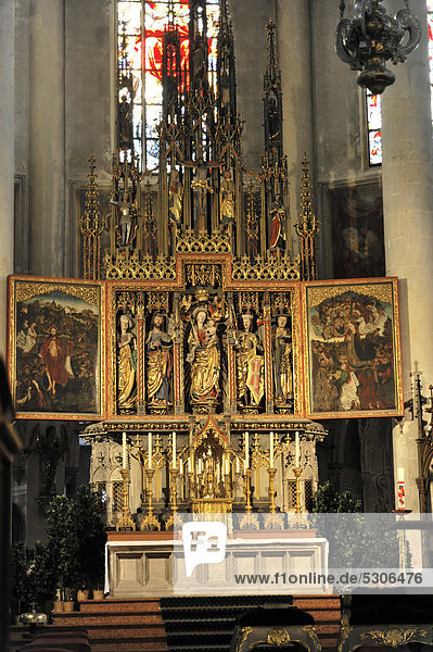 Hochaltar mit Teilen des spätgotischen Flügelaltars  Basilika St. Jacob  St. Jakob-Kirche  erstmals erwähnt 1288  Straubing  Bayern  Deutschland  Europa