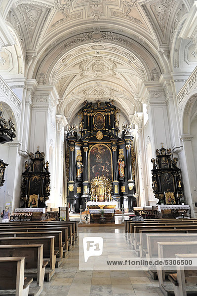 Innenansicht  Stadtpfarrkirche St. Paul  die erste Kirche wurde bereits um 1050 dem hl. Paulus geweiht  Passau  Bayern  Deutschland  Europa