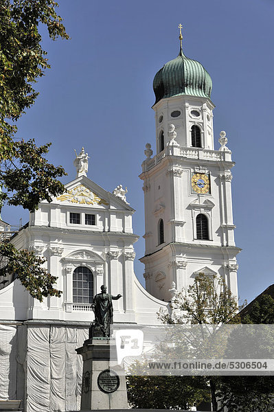 Teil der Westfassade vom Dom St. Stephan  Passau  Bayern  Deutschland  Europa