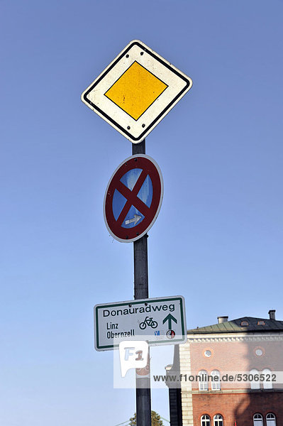 Verkehrsschilder Vorfahrtsschild Parkverbotsschild Hinweisschild Donauradweg Passau Bayern Deutschland Europa Verkehrsschilder Vorfahrtsschild Parkverbotsschild Hinweisschild Donauradweg Passau Bayern Deutschland Europa