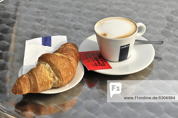 Italienisches Frühstück  Cappuccino und Croissant  Venedig  Venetien  Italien  Europa