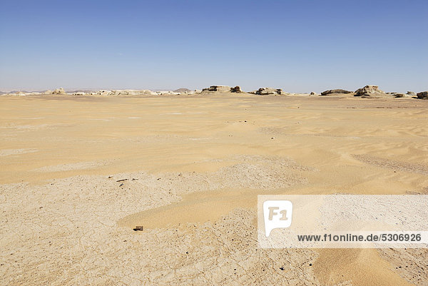 Wüstenlandschaft mit Sandverwehungen  zwischen Oase Dakhla und Oase Kharga  Libysche Wüste  Sahara  Ägypten  Afrika