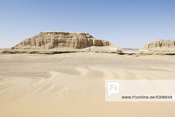 Wüstenlandschaft  Sanddünen zwischen Oase Dakhla und Oase Kharga  Libysche Wüste  Ägypten  Afrika