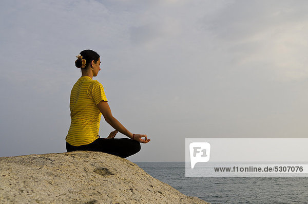 Frau in Yoga-Position Padmasana  am Meer in Kanyakumari  Tamil Nadu  Indien  Asien