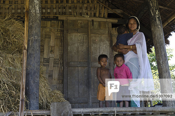 Mutter und Kinder  Bauern des Mishing Stammes leben noch auf traditionelle Weise in einem Dorf  Indien  Asien