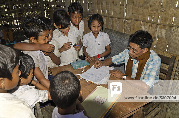 Schule mit nur einem Lehrer  der alle Kinder im Dorf Borbil unterrichtet  Indien  Asien