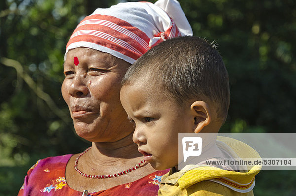 Frau und Kind im Dorf Major Deori  Assam  Indien  Asien