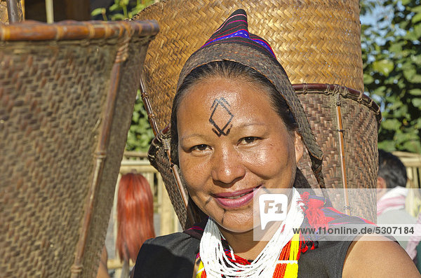 Frau in Stammestracht  auf dem jährlich stattfindenden Hornbill Festival  Kohima  Indien  Asien