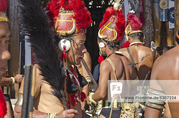 Krieger vom Stamm der Phom in voller Montur auf dem jährlich stattfindenden Hornbill Festival Kohima Indien Asien