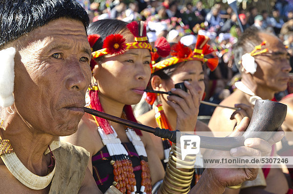 Angehörige des Samdom-Stammes beim jährlichen Hornbill Festival  Kohima  Nagaland  Indien  Asien