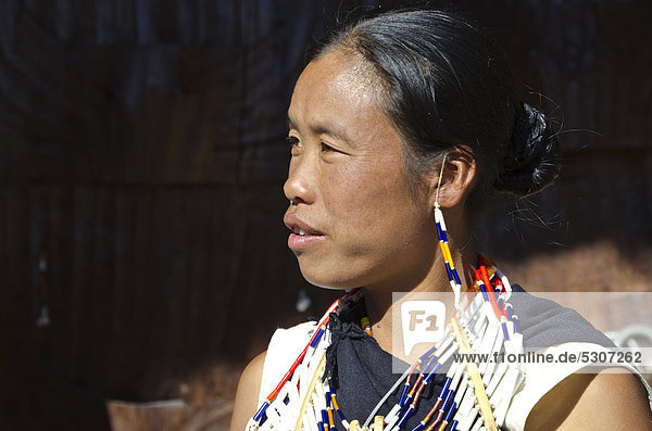 Frau des Chakhasang-Stammes beim jährlichen Hornbill Festival  Kohima  Nagaland  Indien  Asien