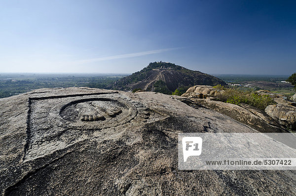 Der Indragiri-Hügel  wichtiger Wallfahrtsort für Jainas  vom Chandragiri-Hügel  Sravanabelagola  Karnataka  Indien  Asien