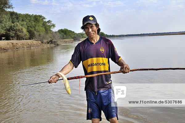 Junger Mann fischt mit Speer im Fluss Pilcomayo  Indigenen-Gemeinde La Curvita  in der Sprache der Wichi-Indianer: Hothaj  Gran Chaco  Salta  Argentinien  Südamerika