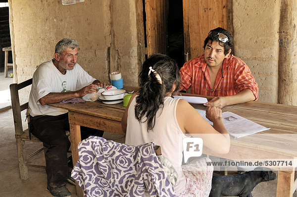 Entwicklungshelfer berät Kleinbauern  Puesto La Guascha  Gran Chaco  Salta  Argentinien  Südamerika