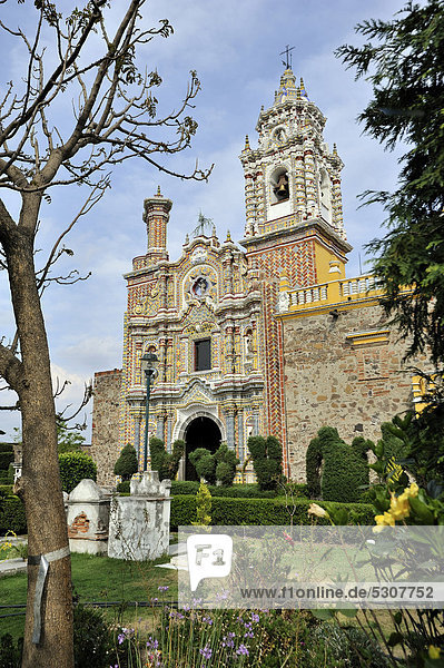 Kirche Iglesia San Francisco de Acatepec San Pedro Cholula Puebla Mexiko Lateinamerika Nordamerika